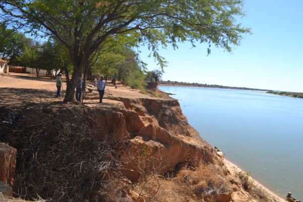 Erosão nas margens do velho Chico, na comunidade quilombola de Barreiro Grande - Serra do Ramalho  