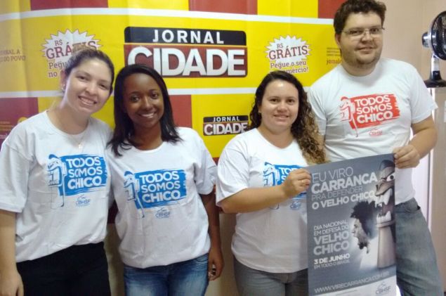 Equipe do Jornal Cidade ( um dos apoiadores da campanha) recebe kits