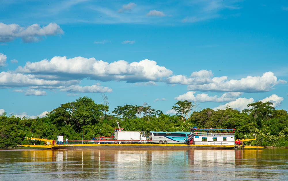 Balsa atravessa o rio São Francisco em Manga (MG), na região em que está sendo realizado o projeto